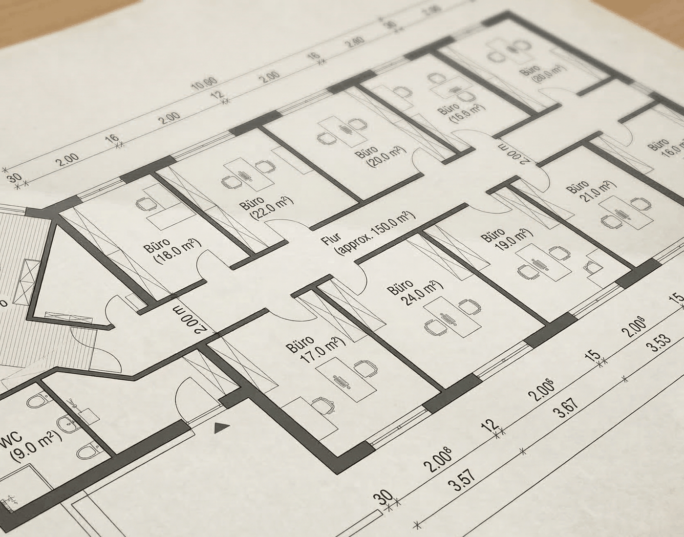 Professioneller 2D-Grundriss einer Gewerbeimmobilie. Die detaillierte Architekturzeichnung zeigt die Raumaufteilung einer weitläufigen Bürofläche mit mehreren Einzelbüros, einem zentralen Flur und Sanitäranlagen inklusive exakter Quadratmeterangaben und eingezeichneten Arbeitsplätzen. Eine ideale grafische Vorlage für die Immobilienvermarktung von Bürogebäuden oder als Basis für eine spätere 3D-Visualisierung.