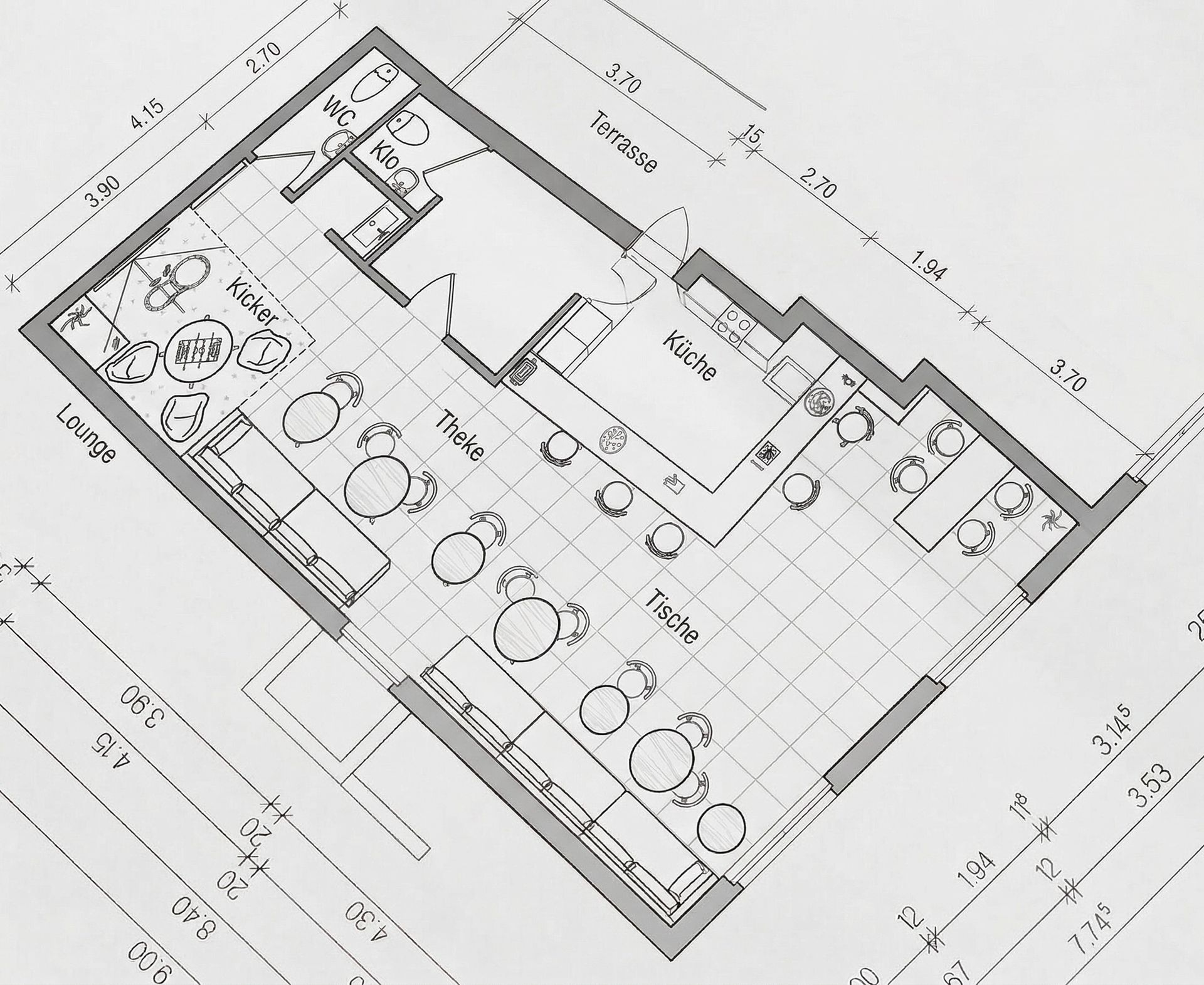 Professioneller 2D-Grundriss einer Gewerbeimmobilie, konzipiert als modernes Café oder Bar. Die detaillierte Schwarz-Weiß-Architekturzeichnung zeigt die optimale Raumaufteilung einer länglichen Gastronomiefläche. Visualisiert werden ein zentraler Thekenbereich, eine lange durchgehende Sitzbank mit runden Tischen, Fensterplätze, ein gemütlicher Lounge-Bereich sowie im hinteren Teil die Sanitäranlagen. Eingezeichnete Personen verdeutlichen die Raumproportionen und Nutzungsmöglichkeiten. Eine perfekte grafische Vorlage für die Vermarktung von Gastro-Immobilien und die professionelle Einrichtungsplanung.