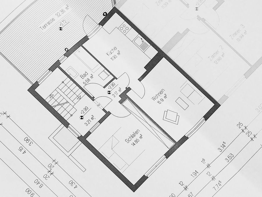 Professioneller 2D-Grundriss einer Wohnung für die Immobilienvermarktung. Die detaillierte Architekturzeichnung in Schwarz-Weiß zeigt die exakte Raumaufteilung inklusive Quadratmeterangaben für Küche, Bad, Wohnbereich, Schlafzimmer und eine großzügige Terrasse. Eine ideale grafische Vorlage für aussagekräftige Immobilien-Exposés oder als Basis für spätere 3D-Visualisierungen.