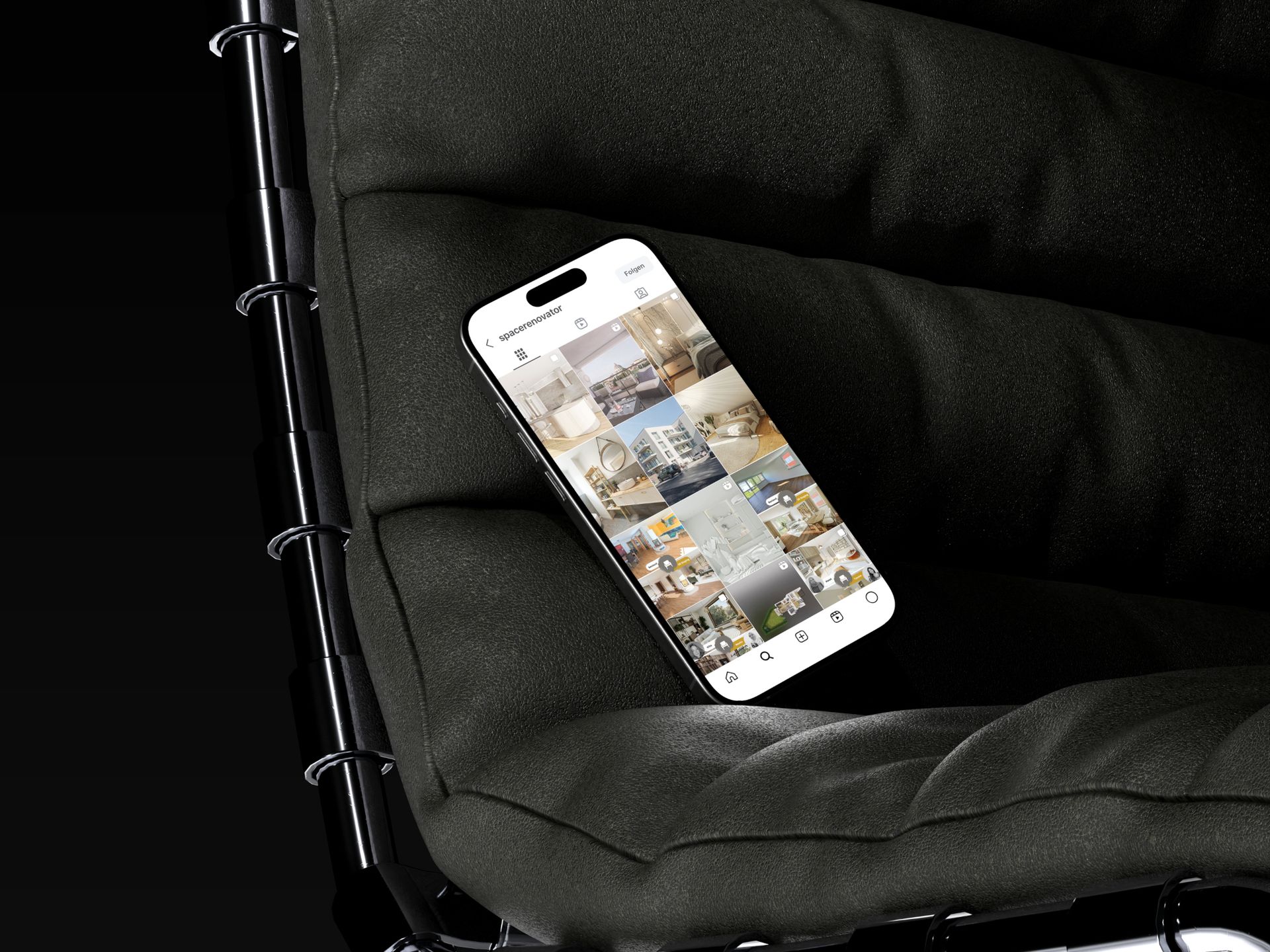 Elegantes Mockup eines modernen Smartphones auf einem schwarzen Designer-Ledersessel. Das leuchtende Display zeigt das Instagram-Profil von 'Space Renovator' mit einem vielfältigen Portfolio aus fotorealistischen 3D-Visualisierungen, virtuellem Home Staging und Architekturvisualisierungen. Das Bild illustriert eine professionelle Social-Media-Präsenz für innovatives Interior Design und moderne Immobilienvermarktung.