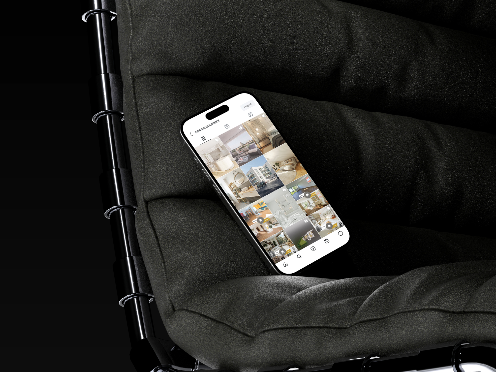 Elegantes Mockup eines modernen Smartphones auf einem schwarzen Designer-Ledersessel. Das leuchtende Display zeigt das Instagram-Profil von 'Space Renovator' mit einem vielfältigen Portfolio aus fotorealistischen 3D-Visualisierungen, virtuellem Home Staging und Architekturvisualisierungen. Das Bild illustriert eine professionelle Social-Media-Präsenz für innovatives Interior Design und moderne Immobilienvermarktung.