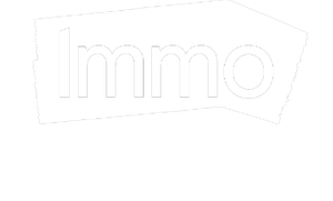 Offizielles Firmenlogo von ImmoScout24 in weißer Farbgebung auf hellgrauem Hintergrund. Das markante Design zeigt den Schriftzug 'Immo', der in eine leicht angewinkelte, weiße Fläche eingebettet ist, ergänzt durch das markentypische 'Scout24' direkt darunter. Das Logo repräsentiert Deutschlands führendes Online-Portal für die digitale Immobilienvermarktung, die Wohnungssuche und professionelle Immobilien-Dienstleistungen.