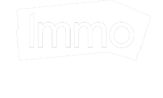 Offizielles Firmenlogo von ImmoScout24 in weißer Farbgebung auf hellgrauem Hintergrund. Das markante Design zeigt den Schriftzug 'Immo', der in eine leicht angewinkelte, weiße Fläche eingebettet ist, ergänzt durch das markentypische 'Scout24' direkt darunter. Das Logo repräsentiert Deutschlands führendes Online-Portal für die digitale Immobilienvermarktung, die Wohnungssuche und professionelle Immobilien-Dienstleistungen.